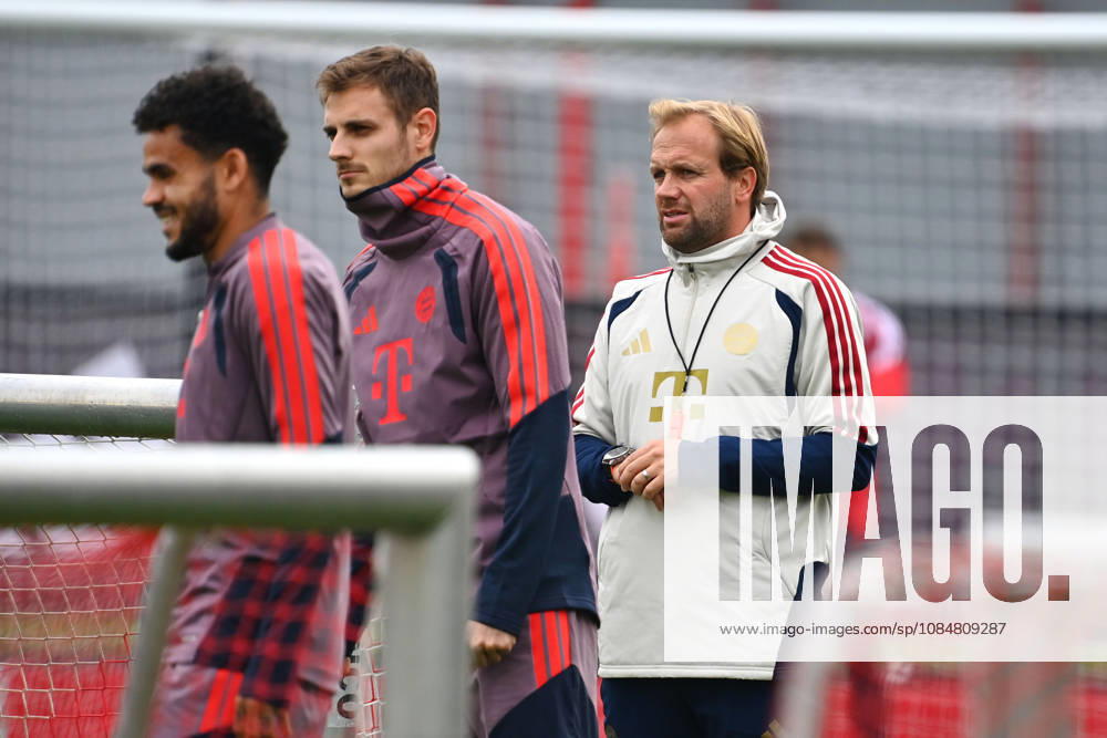 V.re:Aaron DANKS (Co-Trainer FCB), Josip STANISIC (Bayern Muenchen), Luis DIAZ (Bayern Muenchen). Fussball Champions League,Saison 2026 27, Ligaphase ABSCHLUSSTRAINING am 20.10.2026 FC Bayern Muenchen - FC Arsenal