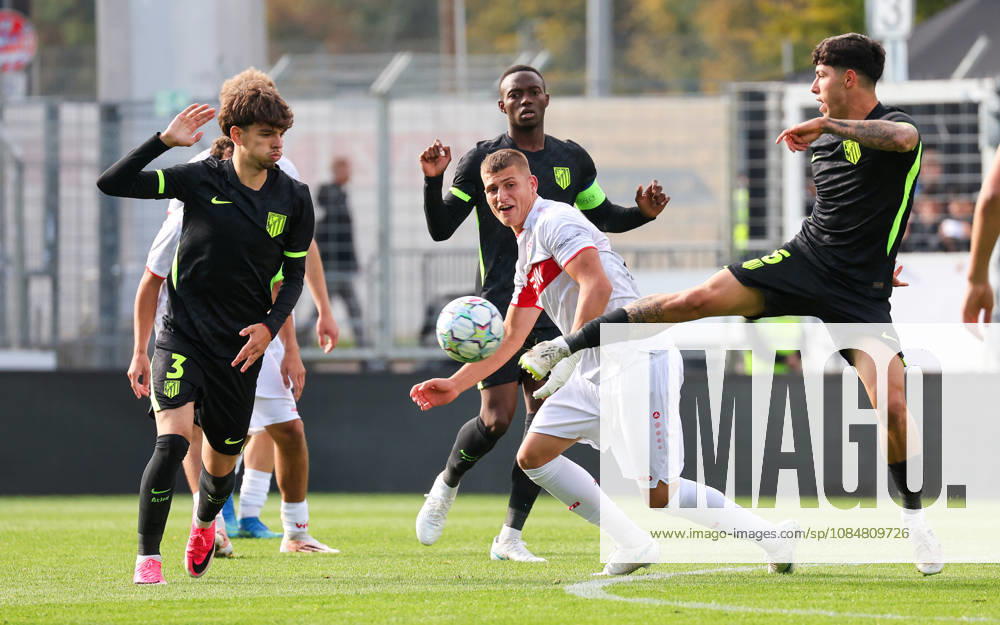 Stuttgart, Fußball U19 Champions League, Saison 2026 2027, U19 YouthLeague VfB Stuttgart vs. Atletico Madrid, v.l. Oscar Parejo (Mad), Enis Redzepi (VfB), David Fernandez (Mad)