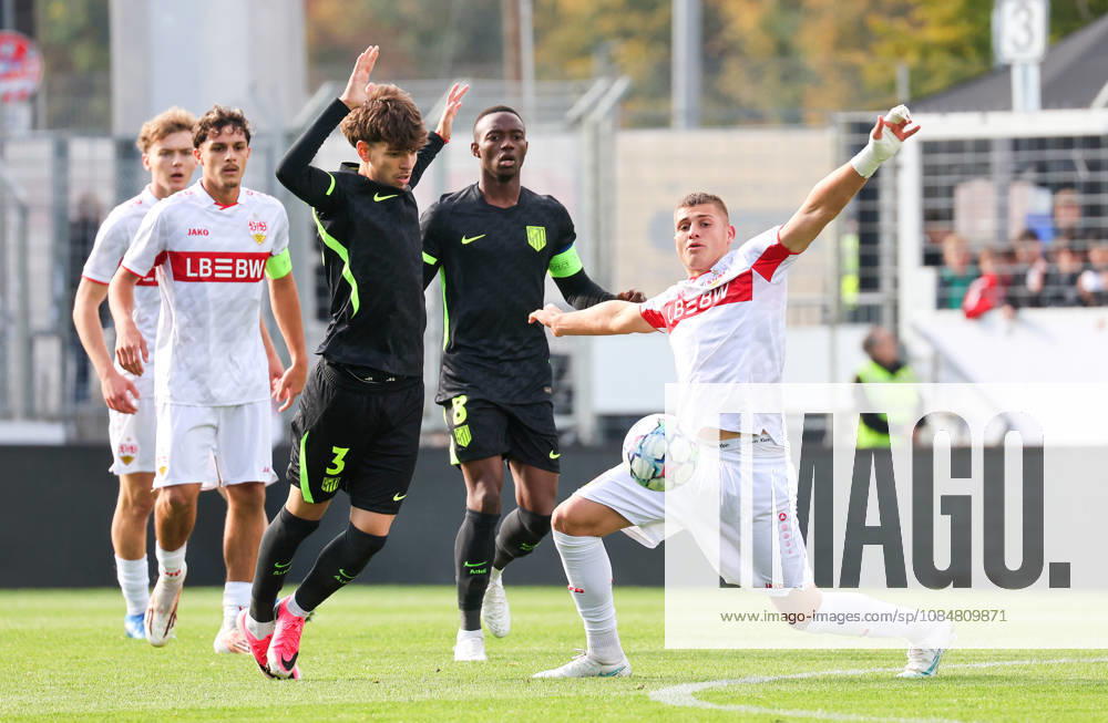 Stuttgart, Fußball U19 Champions League, Saison 2026 2027, U19 YouthLeague VfB Stuttgart vs. Atletico Madrid, v.l. Oscar Parejo (Mad), Enis Redzepi (VfB)