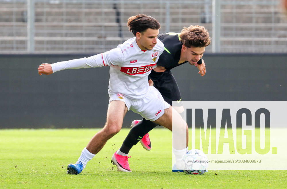 Stuttgart, Fußball U19 Champions League, Saison 2026 2027, U19 YouthLeague VfB Stuttgart vs. Atletico Madrid, v.l. Neno Zezelj (VfB), Oscar Parejo (Mad)