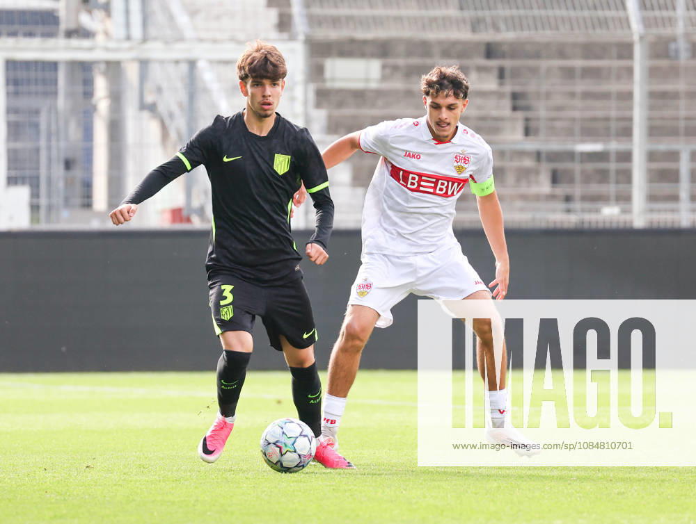 Stuttgart, Fußball U19 Champions League, Saison 2026 2027, U19 YouthLeague VfB Stuttgart vs. Atletico Madrid, v.l. Oscar Parejo (Mad), Massimo Di Benedetto (VfB)