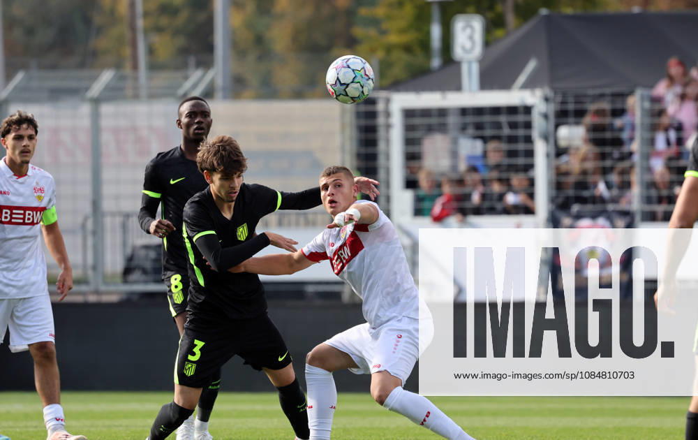 U19 VfB Stuttgart - U19 Atletico Madrid Deutschland, Stuttgart, 20.10.2026, Fussball, UEFA Youth League, Saison 2026 2027, U19 VfB Stuttgart - U19 Atletico Madrid: v.l. Oscar Parejo (U19 Atletico Madrid), Enis Redzepi (U19 VfB Stuttgart).