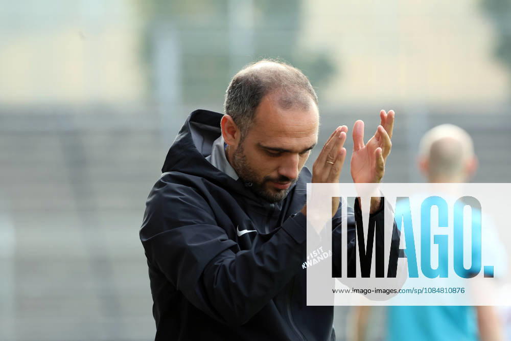 U19 VfB Stuttgart - U19 Atletico Madrid Deutschland, Stuttgart, 20.10.2026, Fussball, UEFA Youth League, Saison 2026 2027, U19 VfB Stuttgart - U19 Atletico Madrid: Pedro Moya (Trainer U19 Atletico Madrid).