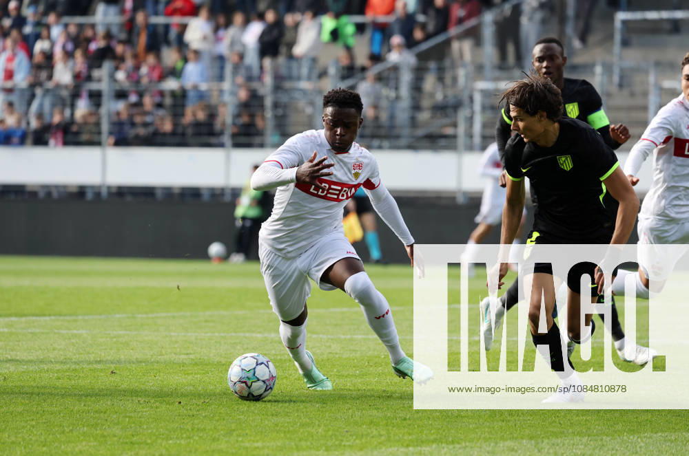 U19 VfB Stuttgart - U19 Atletico Madrid Deutschland, Stuttgart, 20.10.2026, Fussball, UEFA Youth League, Saison 2026 2027, U19 VfB Stuttgart - U19 Atletico Madrid: v.l. Brayann Kenmoe (U19 VfB Stuttgart), Gerard Fragoso (U19 Atletico Madrid).