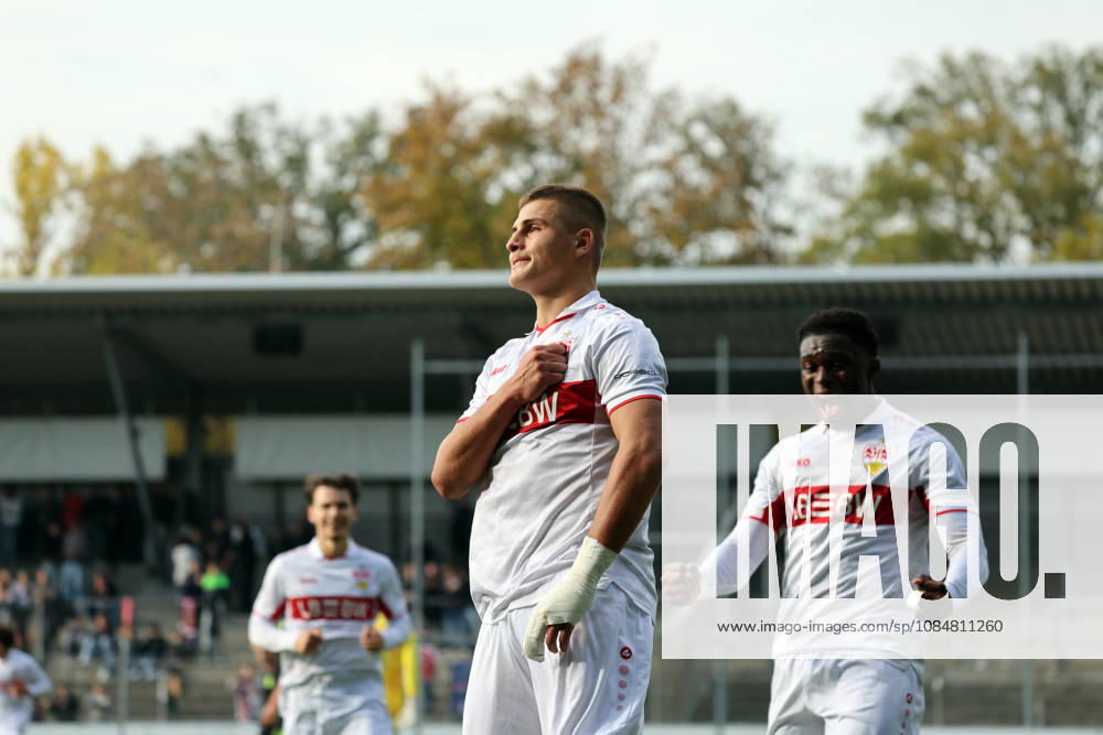 U19 VfB Stuttgart - U19 Atletico Madrid Deutschland, Stuttgart, 20.10.2026, Fussball, UEFA Youth League, Saison 2026 2027, U19 VfB Stuttgart - U19 Atletico Madrid: Enis Redzepi (U19 VfB Stuttgart); Jubel Tor Elfmeter 1:1 Redzepi.