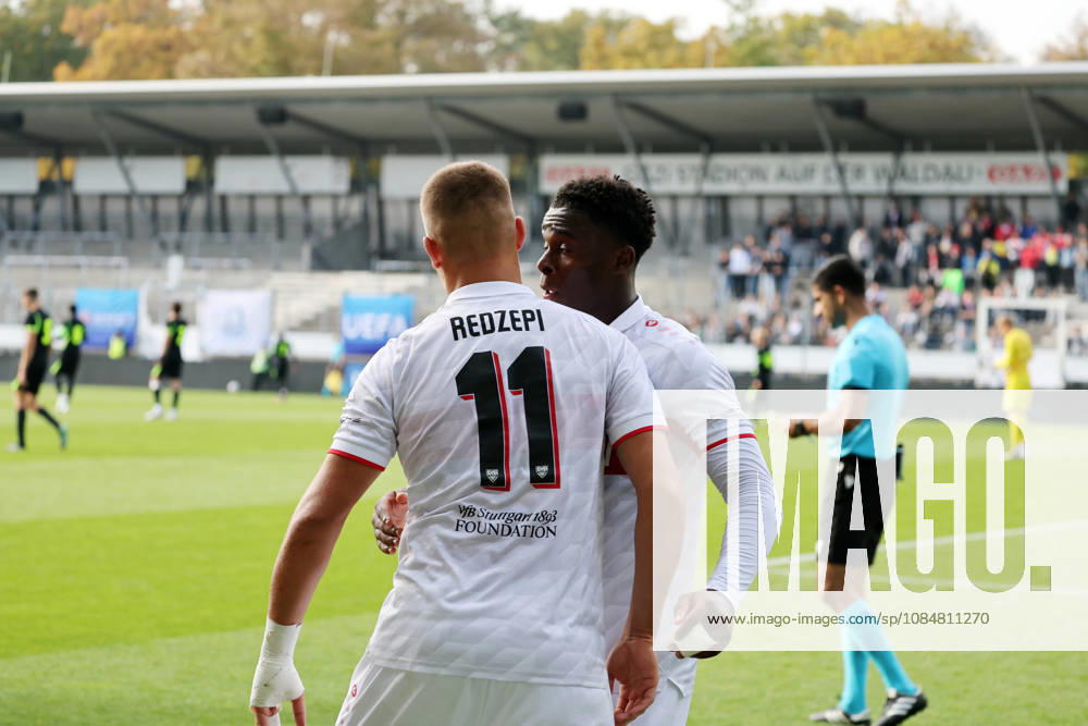 U19 VfB Stuttgart - U19 Atletico Madrid Deutschland, Stuttgart, 20.10.2026, Fussball, UEFA Youth League, Saison 2026 2027, U19 VfB Stuttgart - U19 Atletico Madrid: v.l. Enis Redzepi, Brayann Kenmoe (beide U19 VfB Stuttgart); Jubel Tor Elfmeter 1:1 Redzepi.