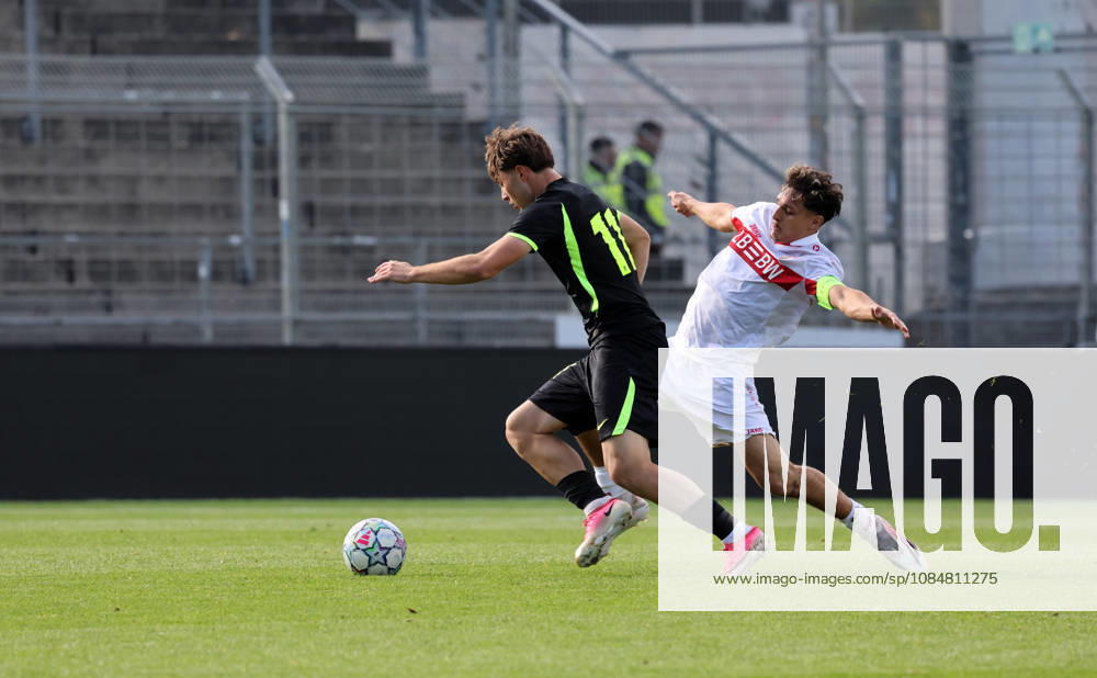 U19 VfB Stuttgart - U19 Atletico Madrid Deutschland, Stuttgart, 20.10.2026, Fussball, UEFA Youth League, Saison 2026 2027, U19 VfB Stuttgart - U19 Atletico Madrid: v.l. Joel Sanchez (U19 Atletico Madrid), Massimo di Benedetto (U19 VfB Stuttgart).