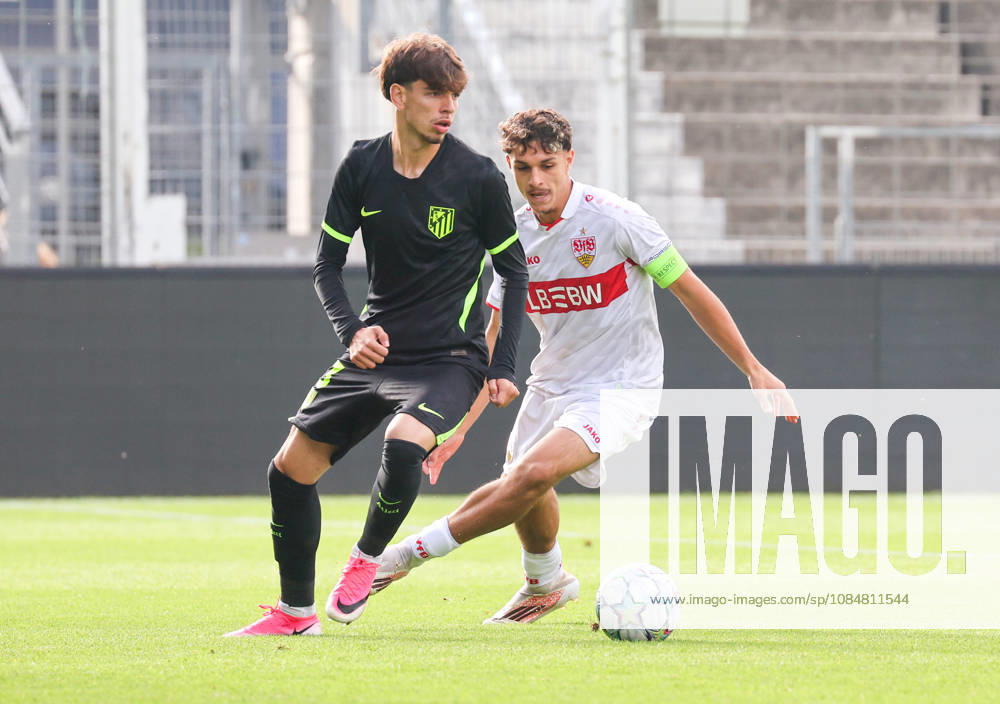 Stuttgart, Fußball U19 Champions League, Saison 2026 2027, U19 YouthLeague VfB Stuttgart vs. Atletico Madrid, v.l. Oscar Parejo (Mad), Massimo Di Benedetto (VfB)