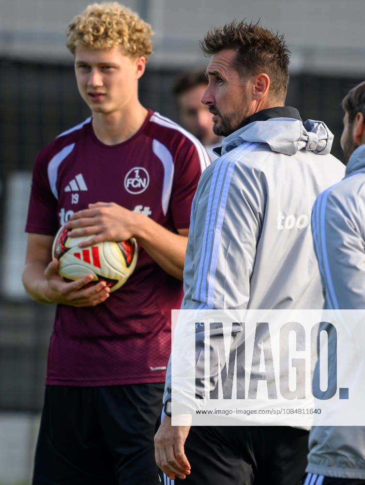 Fussball - 2. Fussball - Bundesliga - Saison 2026 2027 - 1. FC Nürnberg Nuernberg FCN ( Club ) - Training - Sportfoto Zink - - Miroslav Miro Klose ( Trainer 1. FC Nürnberg FCN ) vor Piet Scobel (19, 1. FC Nürnberg FCN )
