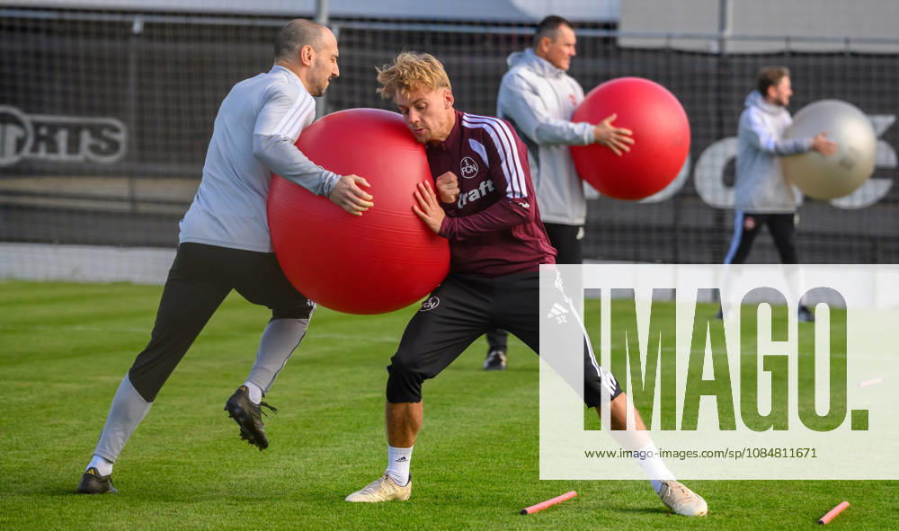Fussball - 2. Fussball - Bundesliga - Saison 2026 2027 - 1. FC Nürnberg Nuernberg FCN ( Club ) - Training - Sportfoto Zink - - Gerald Stürzenhofecker Stuerzenhofecker (Athletik- und Reha-Trainer 1. FC Nürnberg FCN ) Tim Janisch (32, 1. FC Nürnberg FCN )