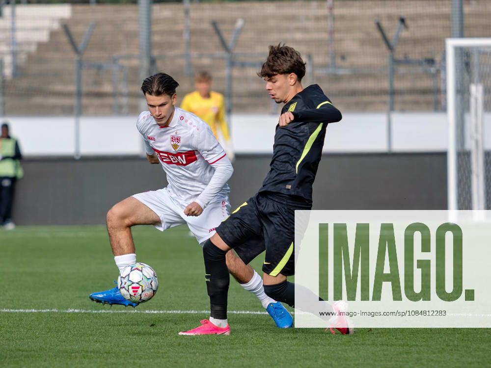 Zweikampf Neno Zezelj (VfB Stuttgart, 17) gegen Oscar Parejo (Atletico Madrid, 03), Laufduell Sprintduell Ballbesitz GER, Fussball, VfB Stuttgart vs. Atletico Madrid, UEFA Youth League, 3. Spieltag, Stuttgart, Saison 2026 2027, 20.10.2026 GER, Fussball, VfB Stuttgart vs. Atletico Madrid, UEFA Youth League, 3. Spieltag, Stuttgart, Saison 2026 2027, 20.10.2026 Stuttgart
