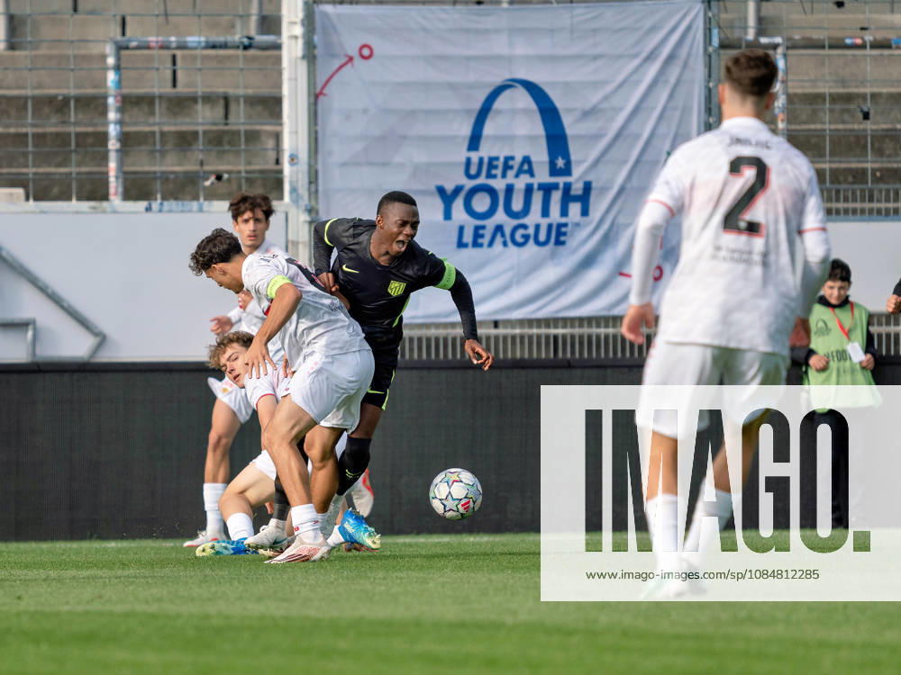 Zweikampf Massimo Di Benedetto (VfB Stuttgart, 06) behauptet den Ball vor Taufyk Zanzi (Atletico Madrid, 08), Ballbehauptung Abschirmen Ballkontrolle Koerpereinsatz Dynamik Offensivaktion GER, Fussball, VfB Stuttgart vs. Atletico Madrid, UEFA Youth League, 3. Spieltag, Stuttgart, Saison 2026 2027, 20.10.2026 GER, Fussball, VfB Stuttgart vs. Atletico Madrid, UEFA Youth League, 3. Spieltag, Stuttgart, Saison 2026 2027, 20.10.2026 Stuttgart