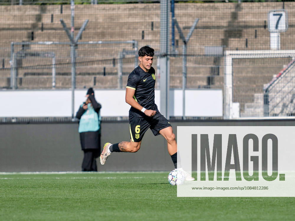 Freisteller: David Fernandez (Atletico Madrid, 06) am Ball, Ganzkoerper Einzelbild Archiv Freigestellt GER, Fussball, VfB Stuttgart vs. Atletico Madrid, UEFA Youth League, 3. Spieltag, Stuttgart, Saison 2026 2027, 20.10.2026 GER, Fussball, VfB Stuttgart vs. Atletico Madrid, UEFA Youth League, 3. Spieltag, Stuttgart, Saison 2026 2027, 20.10.2026 Stuttgart
