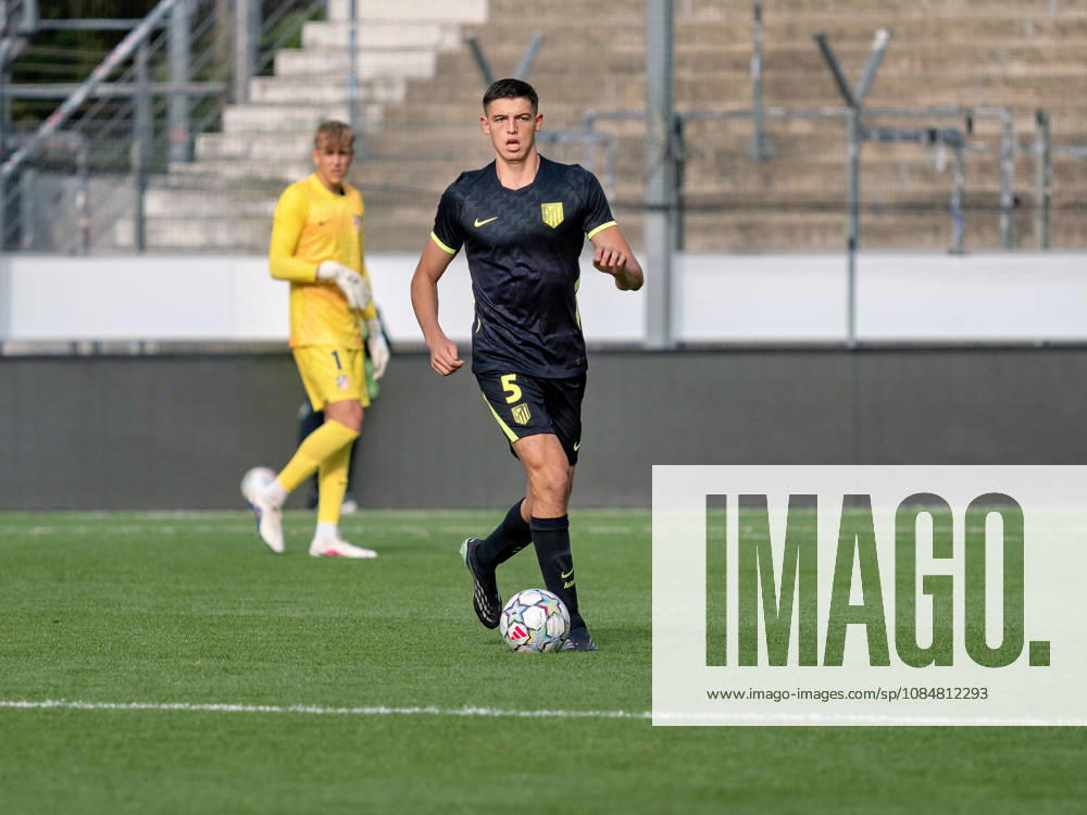 Freisteller: Javi Tena (Atletico Madrid, 05) am Ball, Ganzkoerper Einzelbild Archiv Freigestellt GER, Fussball, VfB Stuttgart vs. Atletico Madrid, UEFA Youth League, 3. Spieltag, Stuttgart, Saison 2026 2027, 20.10.2026 GER, Fussball, VfB Stuttgart vs. Atletico Madrid, UEFA Youth League, 3. Spieltag, Stuttgart, Saison 2026 2027, 20.10.2026 Stuttgart