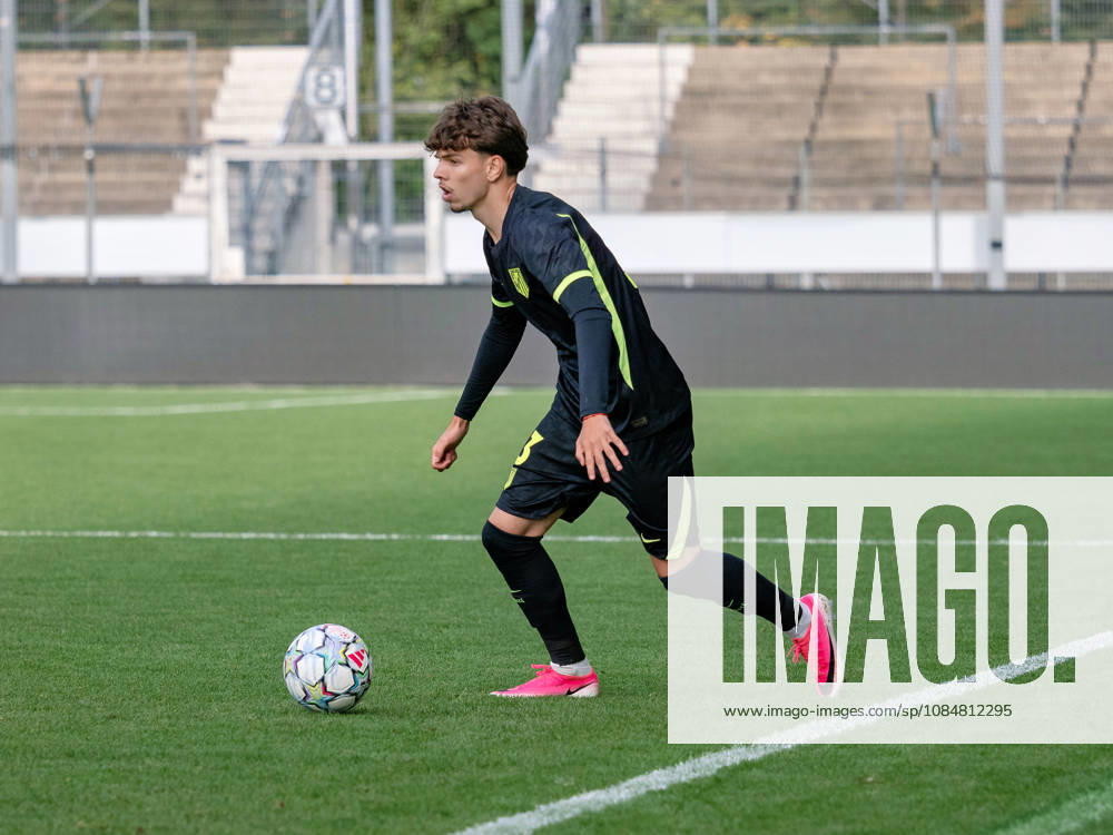 Oscar Parejo (Atletico Madrid, 03) am Ball GER, Fussball, VfB Stuttgart vs. Atletico Madrid, UEFA Youth League, 3. Spieltag, Stuttgart, Saison 2026 2027, 20.10.2026 GER, Fussball, VfB Stuttgart vs. Atletico Madrid, UEFA Youth League, 3. Spieltag, Stuttgart, Saison 2026 2027, 20.10.2026 Stuttgart