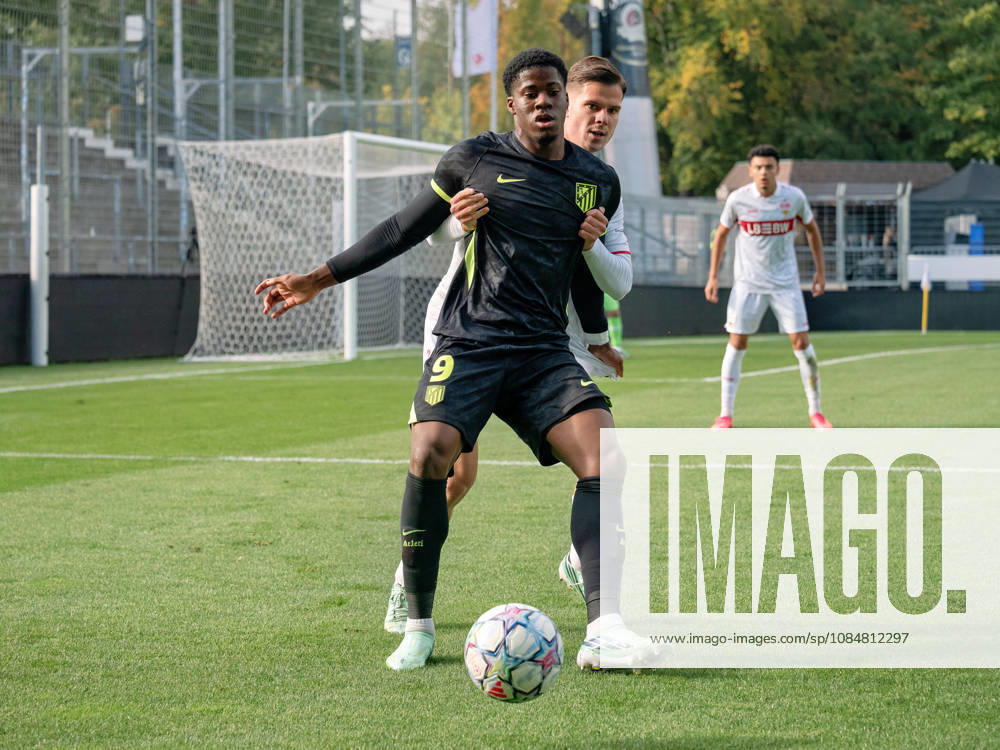 Zweikampf Gabriel Obama (Atletico Madrid, 09) behauptet den Ball vor Antonijo Janjic (VfB Stuttgart, 02), Ballbehauptung Abschirmen Ballkontrolle Koerpereinsatz Dynamik Offensivaktion GER, Fussball, VfB Stuttgart vs. Atletico Madrid, UEFA Youth League, 3. Spieltag, Stuttgart, Saison 2026 2027, 20.10.2026 GER, Fussball, VfB Stuttgart vs. Atletico Madrid, UEFA Youth League, 3. Spieltag, Stuttgart, Saison 2026 2027, 20.10.2026 Stuttgart