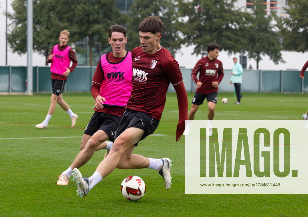 Mert Kömür (FC Augsburg 36) im Gleichschritt mit Tim Schnitzer (FC Augsburg 37); FC Augsburg, Training,