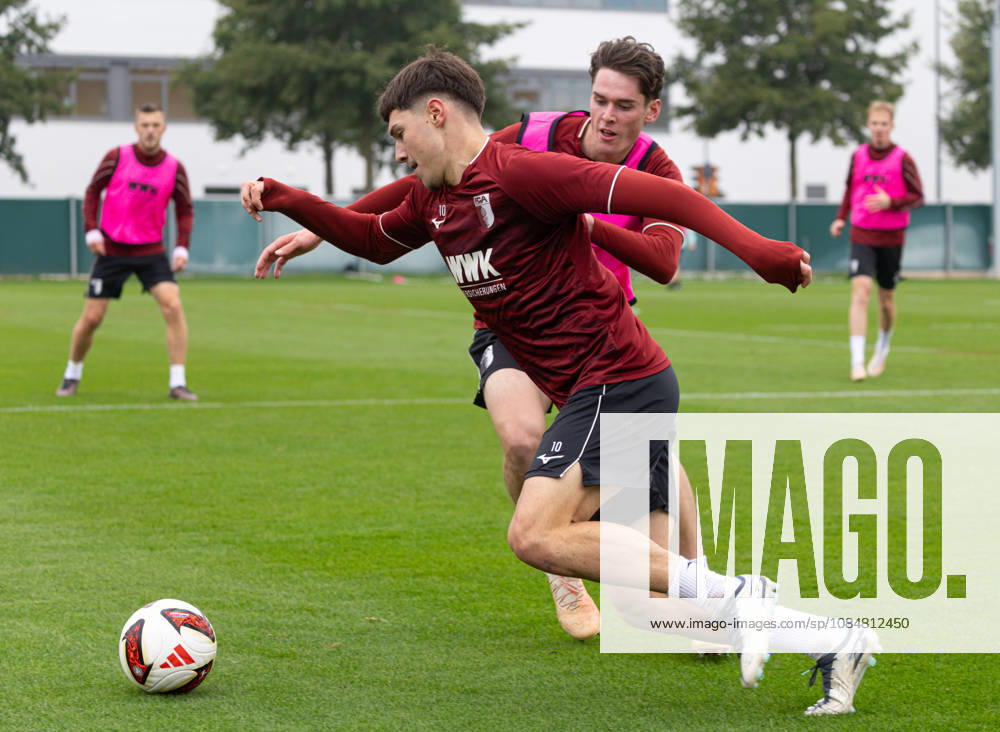 Mert Kömür (FC Augsburg 36) setzt sich durch gegen Tim Schnitzer (FC Augsburg 37); FC Augsburg, Training,
