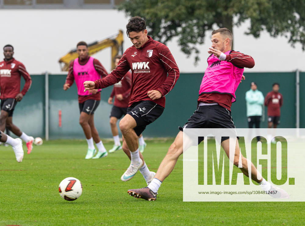 Jeffrey Gouweleeuw (FC Augsburg 6) klärt mit der Fußspitze vor Fabian Rieder (FC Augsburg 32); FC Augsburg, Training,