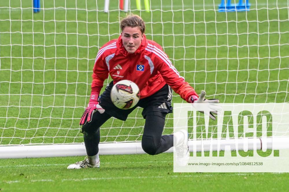 Elias Lahti ( HSV ) am Ball Deutschland , Hamburg , Volksparkstadion , Fussball , 1. Bundesliga , Training des Hamburger SV