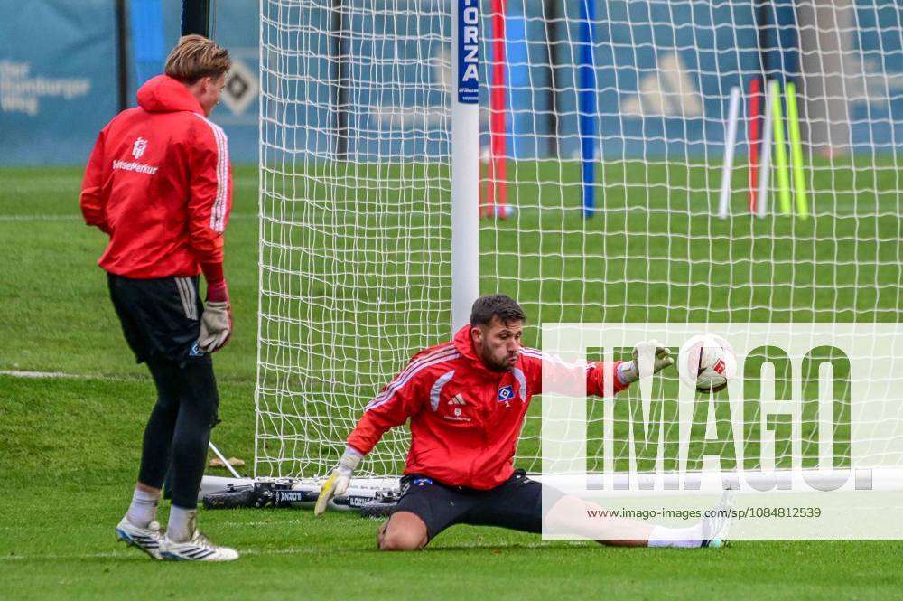 Elias Lahti Torwart Heuer Fernandes Daniel ( HSV ) schiessen sich ein Deutschland , Hamburg , Volksparkstadion , Fussball , 1. Bundesliga , Training des Hamburger SV