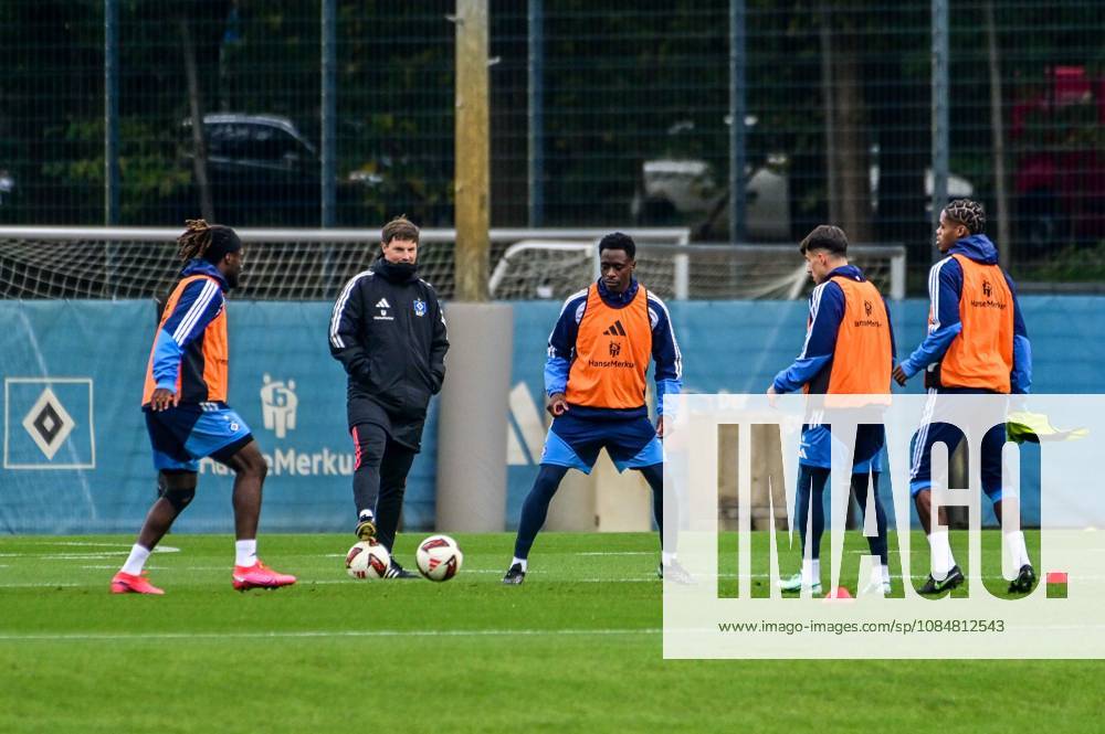 Terem Moffi Trainer Merlin Polzin Lokonga Albert Sambi Capaldo Nicolás Warmed Omar ( HSV ) Deutschland , Hamburg , Volksparkstadion , Fussball , 1. Bundesliga , Training des Hamburger SV