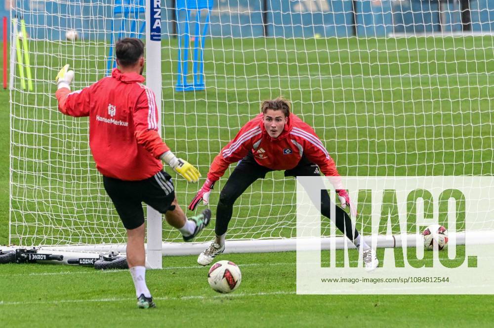 Torwart Heuer Fernandes Daniel Elias Lahti ( HSV ) schiessen sich ein Deutschland , Hamburg , Volksparkstadion , Fussball , 1. Bundesliga , Training des Hamburger SV