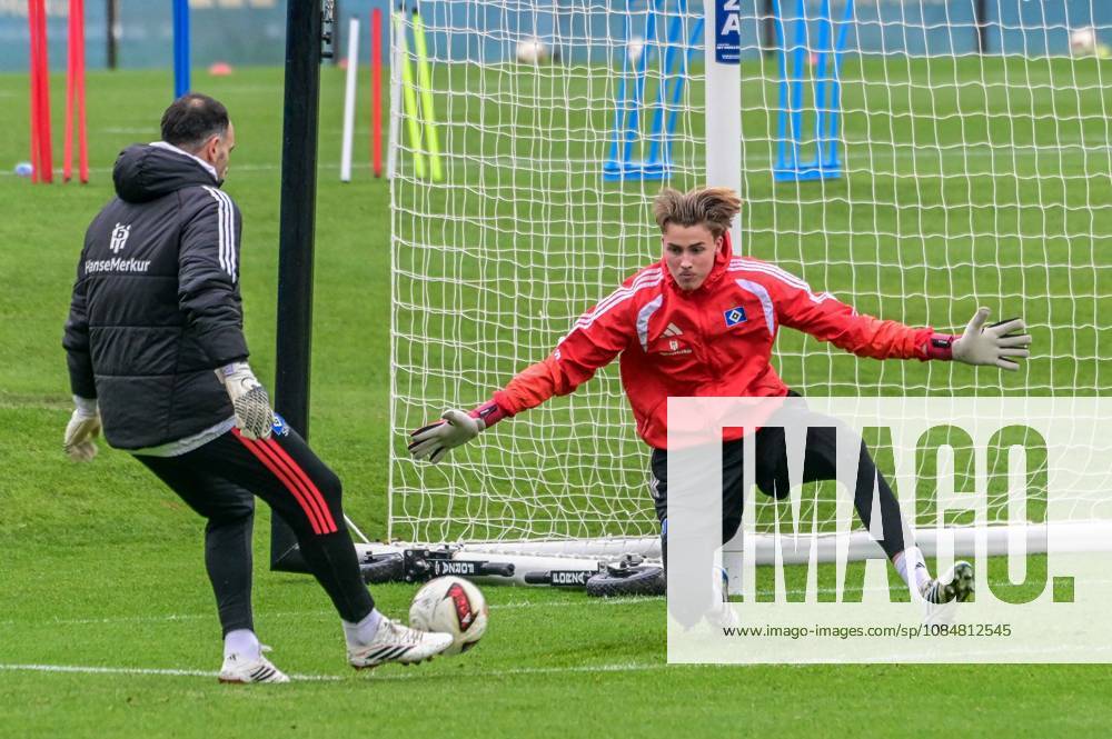 Sven Höh Torwarttrainer Torwart Elias Lahti ( HSV ) Deutschland , Hamburg , Volksparkstadion , Fussball , 1. Bundesliga , Training des Hamburger SV