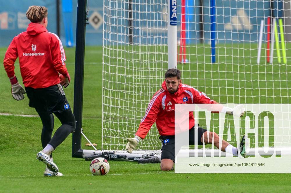 Elias Lahti Torwart Heuer Fernandes Daniel ( HSV ) schiessen sich ein Deutschland , Hamburg , Volksparkstadion , Fussball , 1. Bundesliga , Training des Hamburger SV