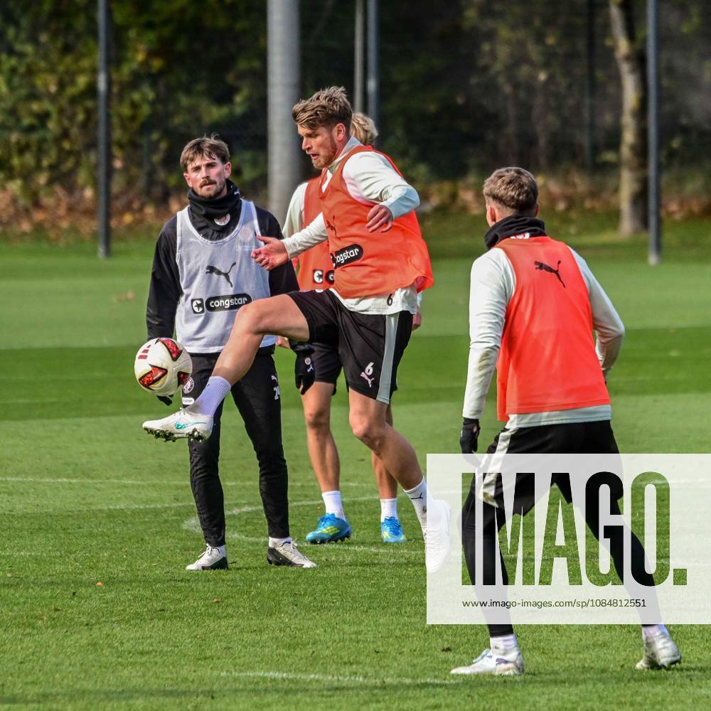Marcus Mathisen ( Pauli ) am Ball Deutschland , Hamburg , Trainingsgelände an der Kollaustrasse , Fussball , 2. Bundesliga , FC St Pauli