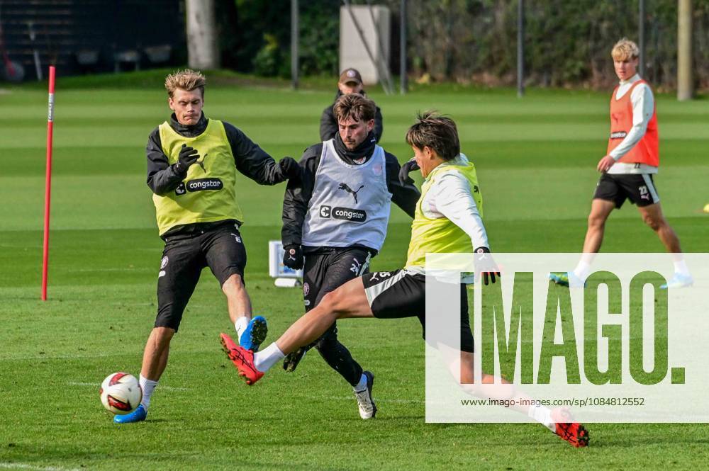 Eric Smith Connor Metcalfe Tomoya Ando ( Pauli ) am Ball Deutschland , Hamburg , Trainingsgelände an der Kollaustrasse , Fussball , 2. Bundesliga , FC St Pauli