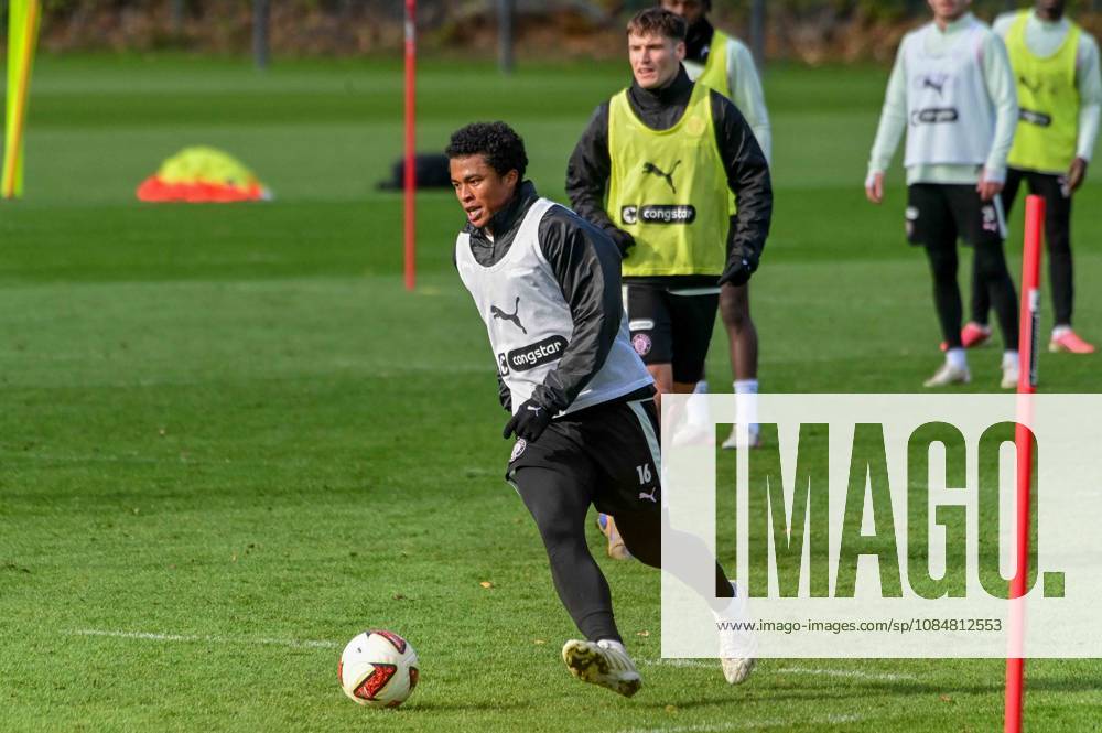 Joel Chima Fujita ( Pauli ) am Ball Deutschland , Hamburg , Trainingsgelände an der Kollaustrasse , Fussball , 2. Bundesliga , FC St Pauli