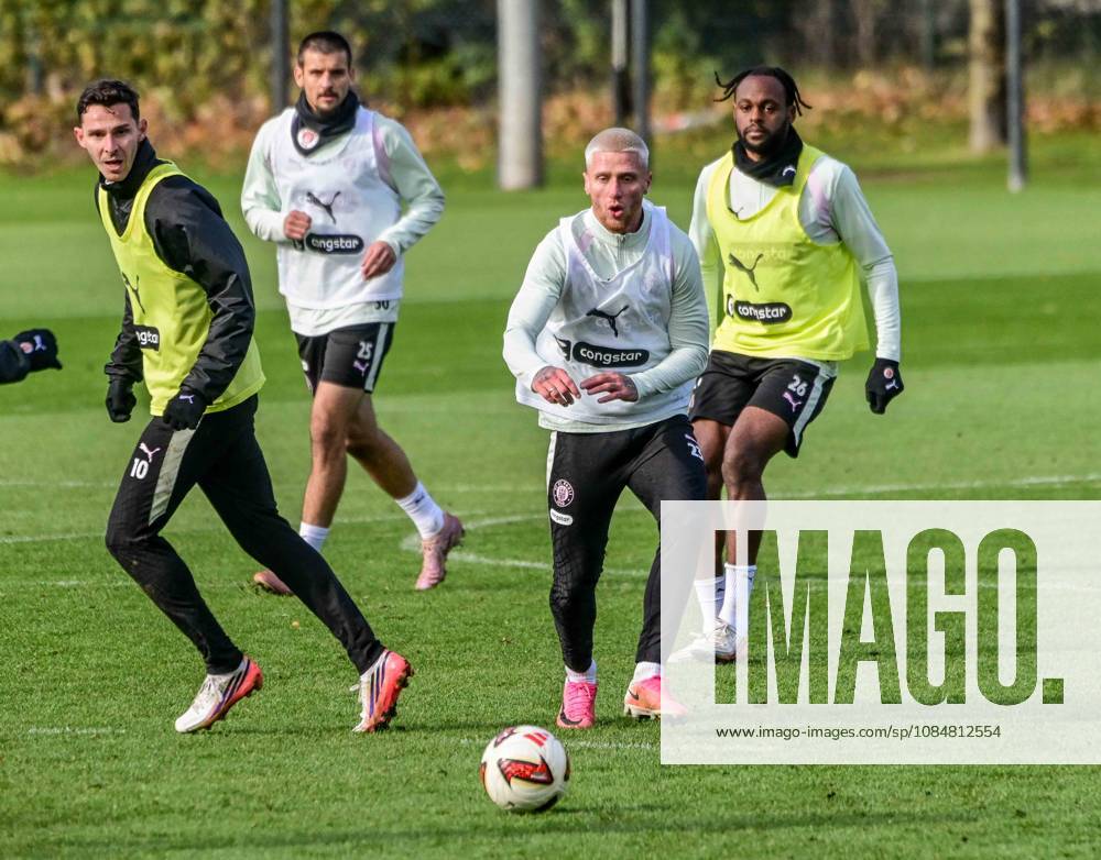 Branimir Hrgota Louis Oppie ( Pauli ) am Ball Deutschland , Hamburg , Trainingsgelände an der Kollaustrasse , Fussball , 2. Bundesliga , FC St Pauli