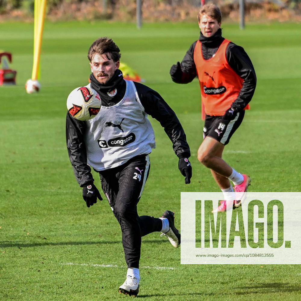 Connor Metcalfe ( Pauli ) am Ball Deutschland , Hamburg , Trainingsgelände an der Kollaustrasse , Fussball , 2. Bundesliga , FC St Pauli