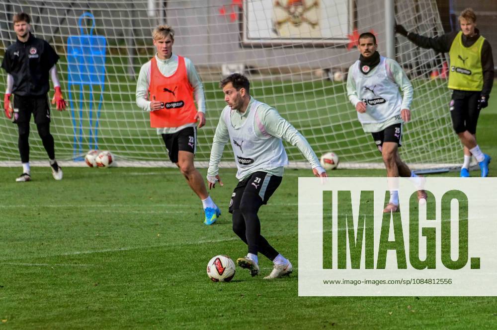 Lars Ritzka ( Pauli ) am Ball Deutschland , Hamburg , Trainingsgelände an der Kollaustrasse , Fussball , 2. Bundesliga , FC St Pauli