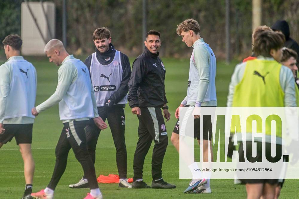 Connor Metcalfe lacht mit Trainer Marcel Rapp ( Pauli ) Deutschland , Hamburg , Trainingsgelände an der Kollaustrasse , Fussball , 2. Bundesliga , FC St Pauli