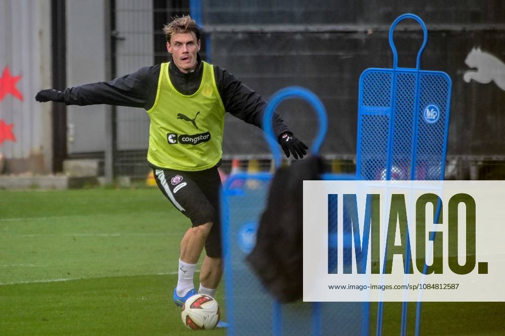Eric Smith ( Pauli ) am Ball Deutschland , Hamburg , Trainingsgelände an der Kollaustrasse , Fussball , 2. Bundesliga , FC St Pauli