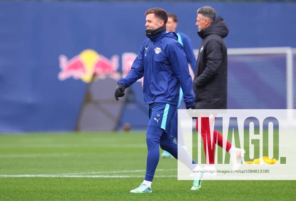 RB Leipzig - Training Champions League Leipzig, 20.10.2026, RB Akademie, UEFA Champions League , RB Leipzig - Abschlusstraining am Vortag von Real Madrid v. RBLeipzig , Im Bild: Christoph Baumgartner (14, RB Leipzig) vor Trainer Martin Demichelis. ,