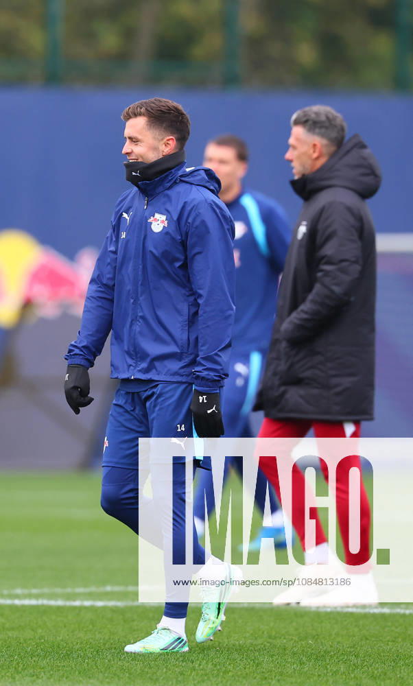 RB Leipzig - Training Champions League Leipzig, 20.10.2026, RB Akademie, UEFA Champions League , RB Leipzig - Abschlusstraining am Vortag von Real Madrid v. RBLeipzig , Im Bild v.l.: Christoph Baumgartner (14, RB Leipzig)vor Trainer Martin Demichelis, RB Leipzig ,