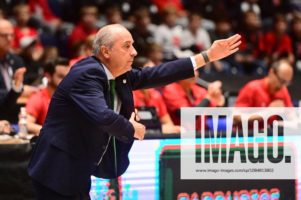Coach Txus Vidorreta (Malaga) gestures during men s Basketball Champions League, group E, 2nd round, BK KVIS Pardubice vs Unicaja Malaga, in Pardubice, Czech Republic, October 20, 2026. (CTKxPhoto JosefxVostarek) CTKPhotoP2026102006635 CTKPhotoP2026102006635