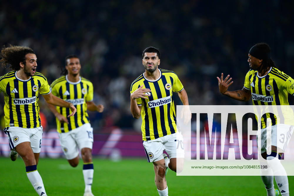 Fenerbahce v Slavia Praha - UEFA Champions League ISTANBUL, TURKIYE - OCTOBER 20: Oguz Aydin (70) of Fenerbahce celebrates with his teammates after scoring a goal during the UEFA Champions League Week 3 match between Fenerbahce and Slavia Praha at Chobani Stadium, on October 20, 2026 in Istanbul, Turkiye. Arif Hudaverdi Yaman Anadolu Istanbul Turkey. Editorial use only. Please get in touch for any other usage.