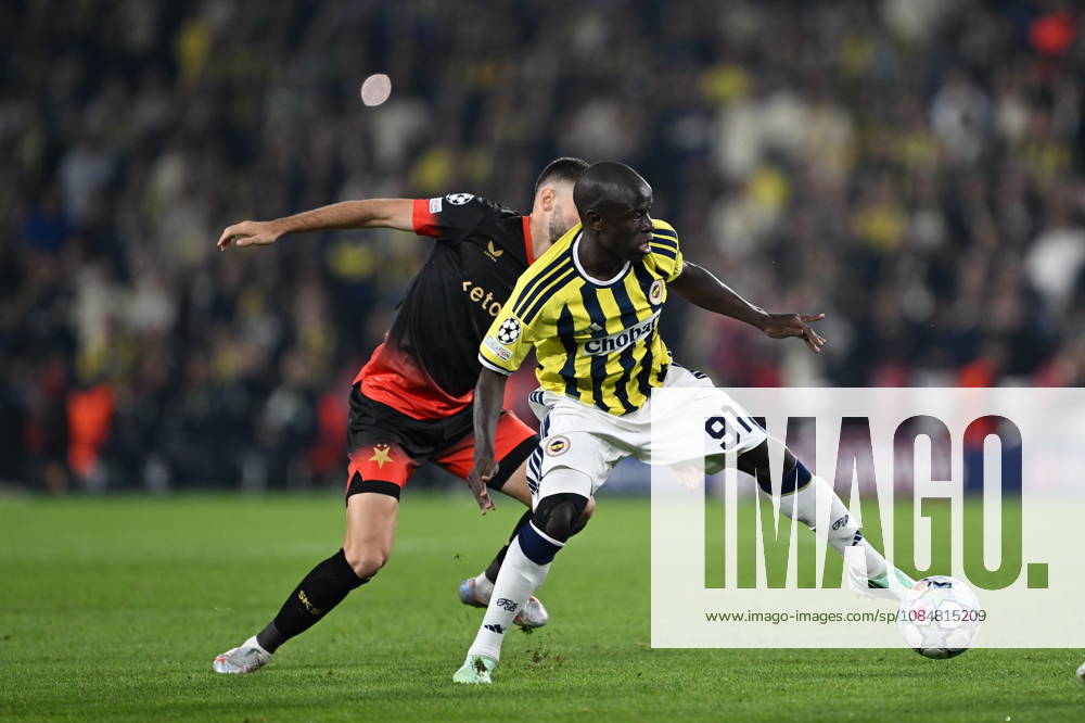 Fenerbahce v Slavia Praha - UEFA Champions League ISTANBUL, TURKIYE - OCTOBER 20: N Golu Kante (91) of Fenerbahce in action against Wiktor Nowak of Slavia Praha during the UEFA Champions League Week 3 match between Fenerbahce and Slavia Prag at Chobani Stadium, on October 20, 2026 in Istanbul, Turkiye. Oguz Yeter Anadolu Istanbul Turkey. Editorial use only. Please get in touch for any other usage.