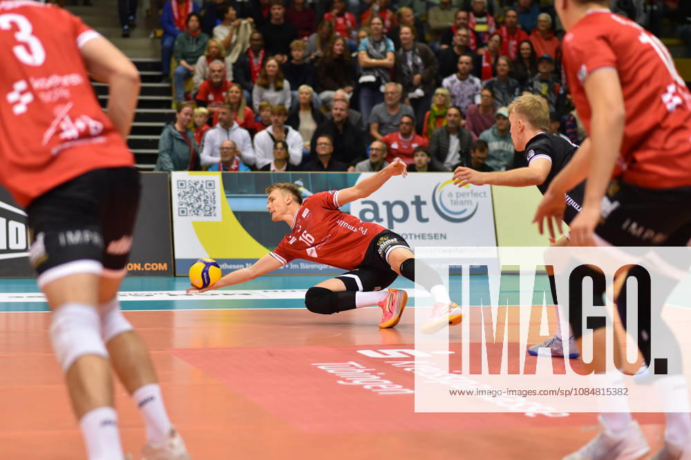 Daniel Sulista (TV Rottenburg, 16), Rettungstat TV Rottenburg vs. SWD powervolleys Dueren, Volleyball, 1. Bundesliga Maenner, 1. Spieltag, Spiel 1006, Spielzeit 2026 2027, 20.10.2026, TV Rottenburg vs. SWD powervolleys Dueren, Volleyball, 1. Bundesliga Maenner, 1. Spieltag, Spiel 1006, Spielzeit 2026 2027, 20.10.2026 Rottenburg