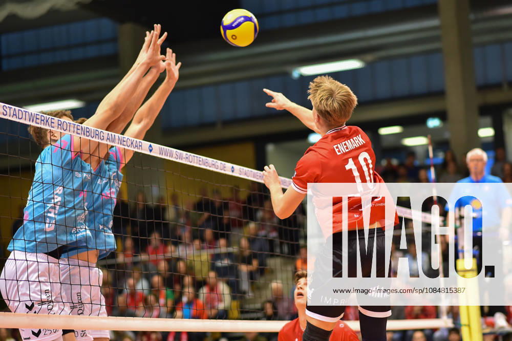Im Angriff: Jonas Enemark (TV Rottenburg, 10), im Block: Andres Jefanov (SWD powervolleys Düren, 25), Daniel Joseph Wetter (SWD powervolleys Düren, 10) TV Rottenburg vs. SWD powervolleys Dueren, Volleyball, 1. Bundesliga Maenner, 1. Spieltag, Spiel 1006, Spielzeit 2026 2027, 20.10.2026, TV Rottenburg vs. SWD powervolleys Dueren, Volleyball, 1. Bundesliga Maenner, 1. Spieltag, Spiel 1006, Spielzeit 2026 2027, 20.10.2026 Rottenburg