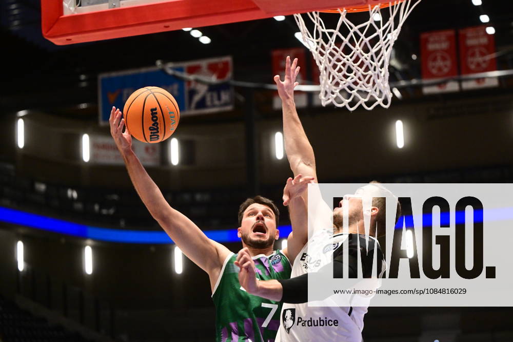 L-R Jonathan Barreiro (Malaga) and Lubos Kovar (Pardubice) in action during men s Basketball Champions League, group E, 2nd round, BK KVIS Pardubice vs Unicaja Malaga, in Pardubice, Czech Republic, October 20, 2026. (CTKxPhoto JosefxVostarek) CTKPhotoP2026102007216 CTKPhotoP2026102007216
