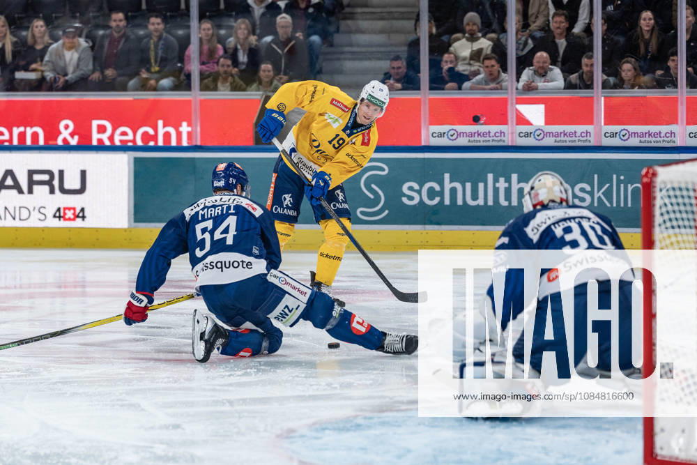 Zürich, Swiss Life Arena, National League: ZSC Lions - HC Davos, 19 Adam Tambellini (Davos), 54 Christian Marti (ZSC), 30 Torhüter Simon Hrubec (ZSC) Zürich Swiss Life Arena Zürich Switzerland