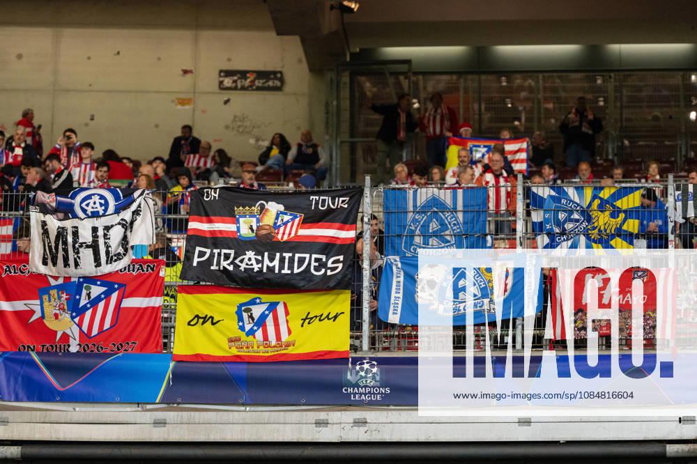Fussball UEFA Champions League, VfB Stuttgart - Atletico Madrid, v.l. Atletico Madrid Fans Banner Stuttgart