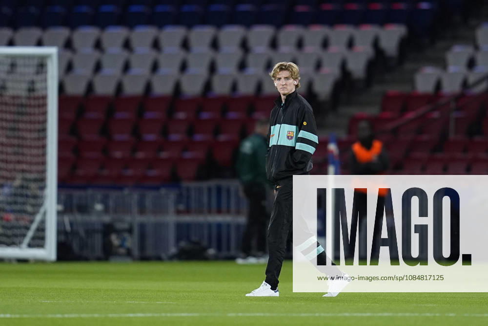 Anthony Gordon of FC Barcelona, Barca inspect the pitch during the UEFA Champions League 2026 27 League Phase MD3 match between Paris Saint-Germain and FC Barcelona at Parc des Princes on Octuber 20, 2026, in Paris, France. Paris France - ZUMAa181 20261020_zaa_a181_010