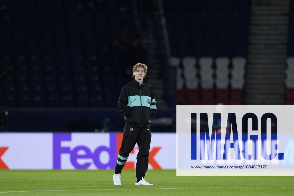 Anthony Gordon of FC Barcelona, Barca inspects the pitch during the UEFA Champions League 2026 27 League Phase MD3 match between Paris Saint-Germain and FC Barcelona at Parc des Princes on Octuber 20, 2026, in Paris, France. Paris France - ZUMAa181 20261020_zaa_a181_011