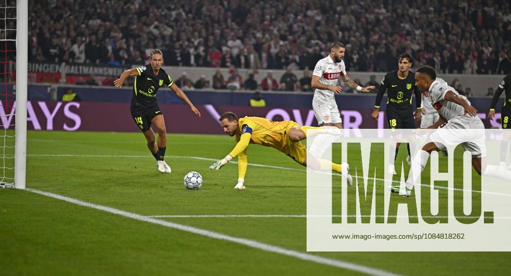 Fussball UEFA Champions-League League 2026 2027, 3.Spieltag, VfB Stuttgart - Atletico Madrid, in der MHP-Arena Stuttgart, Jamie Leweling (Stuttgart) gegen Torwart Jan Oblak (Atletico Madrid)